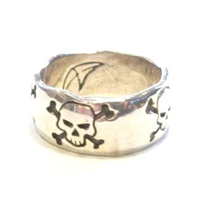 CRAZY PIG DESIGNS | WAVY SKULL RING